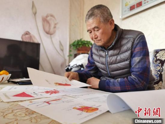 圖為陸鵬飛向記者展示多年帶隊的手寫筆記?！堟?攝