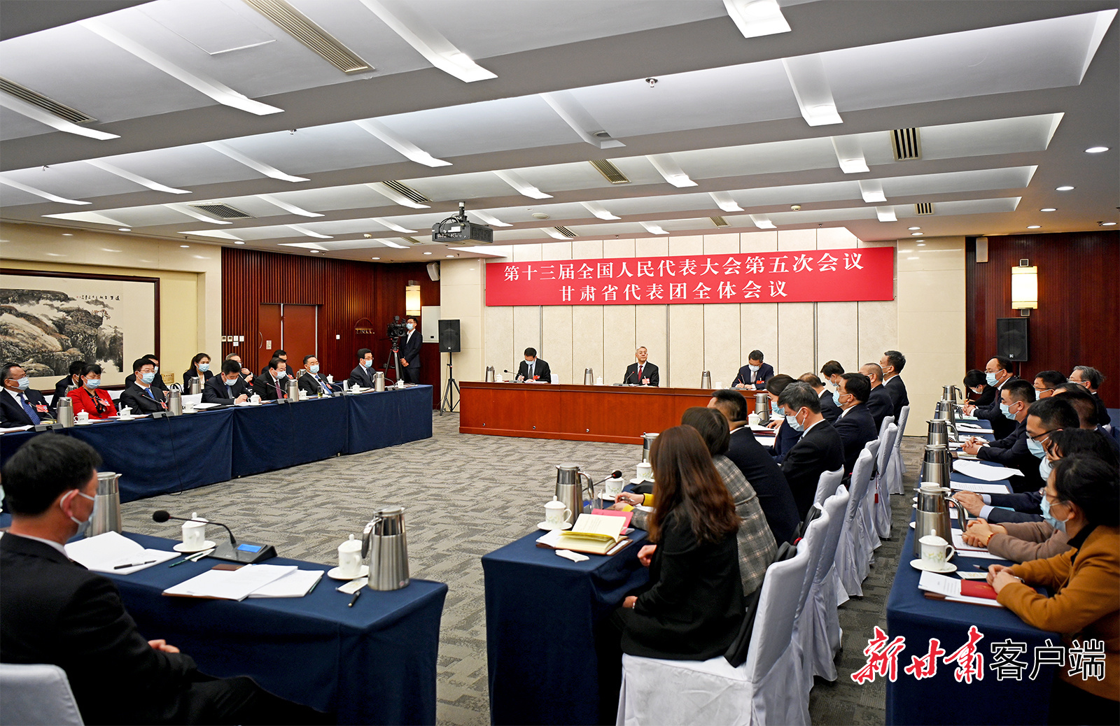 甘肅代表團舉行全體會議，尹弘主持并講話