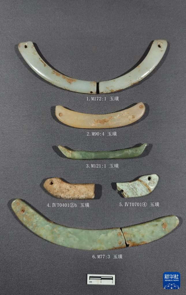 河南南陽市黃山新石器時(shí)代遺址出土的屈家?guī)X文化玉璜（資料圖）。
