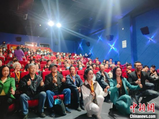 《浴血誓言》主創(chuàng)團(tuán)隊(duì)與到場(chǎng)的紅軍后代合影?！￡愡x斌 攝