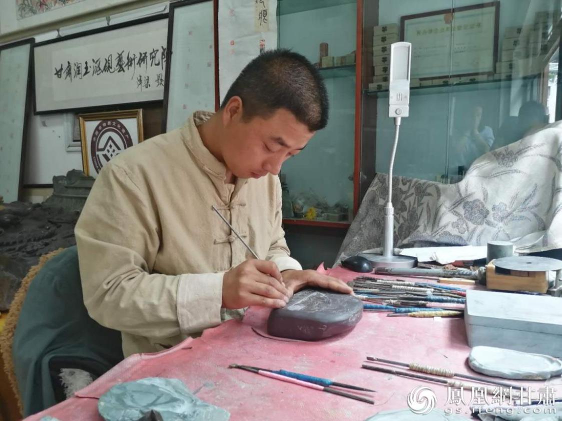 洮硯制作技藝第六代傳人、國家藝術(shù)基金資助青年藝術(shù)家、正高級洮硯雕刻藝術(shù)師李江平十年如一日專注于洮硯制作 圖源自網(wǎng)絡
