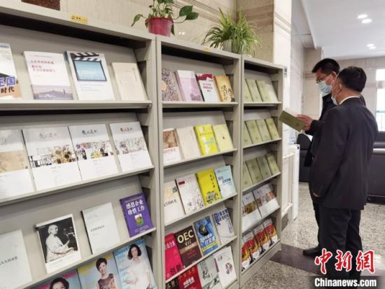 圖為國網(wǎng)甘肅電力黨校的職工書架?！⌒煅?攝