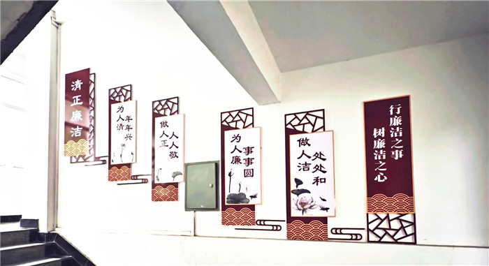 圖為成縣鐔河鄉(xiāng)政府機(jī)關(guān)走廊廉政文化墻.jpg