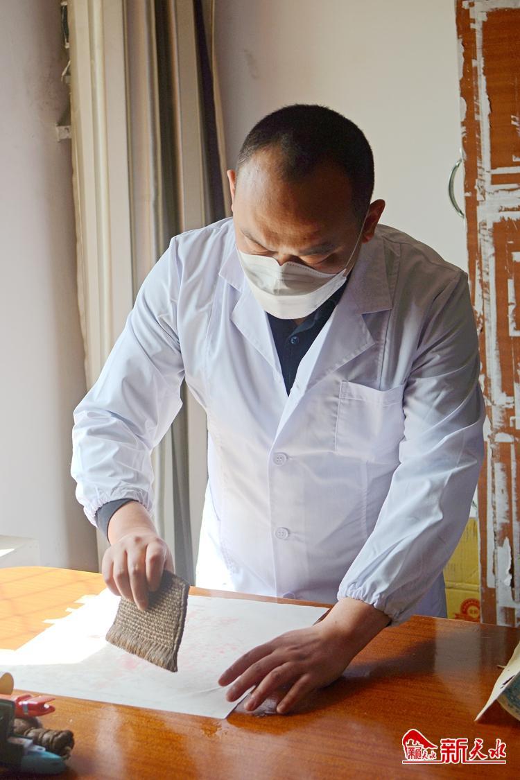 朽爛歷史檔案如何獲新生？看修復師“妙手回春”