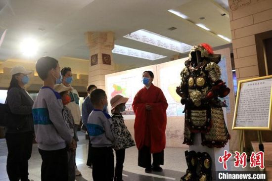 該“唐朝明光鎧”吸引游人圍觀，盡顯中國古代工匠獨(dú)特設(shè)計和傳統(tǒng)甲胄文化的魅力?！垥粤?攝