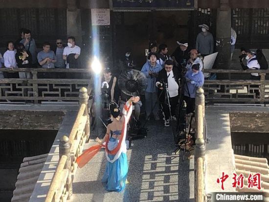 圖為5月以來，“奧大?！敝辈ガF(xiàn)場(chǎng)引游客圍觀?！《鼗褪形麄鞑抗﹫D