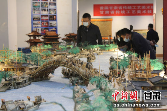 圖為參評(píng)作品牦牛角立體微雕“清明上河圖”。徐雪 攝