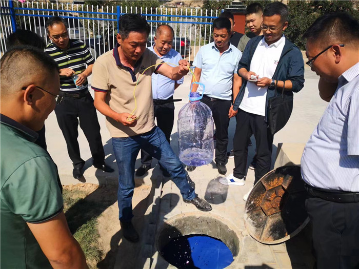 城關區(qū)作風建設督察組赴青白石污水處理站，檢查污水采樣情況。.jpg