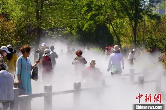 蘭州市寓言故事園化身“瑤池”仙境美景，吸引不少市民前來觀賞、拍照?！【琶赖┰?攝