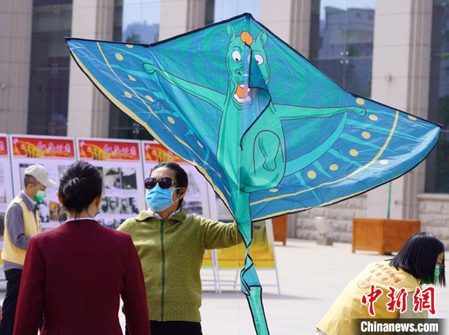 5月18日，甘肅省博物館為觀眾免費(fèi)發(fā)放文創(chuàng)產(chǎn)品“綠馬飛俠”風(fēng)箏?！?九美旦增 攝
