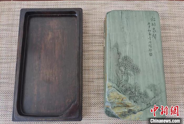 圖為甘肅甘南州洮硯藝人為提升洮硯文化內(nèi)涵，制作“一盒一拓”成品展示。(資料圖) 張婧 攝