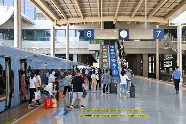 暑運(yùn)大幕開啟。蘭州鐵路局供圖