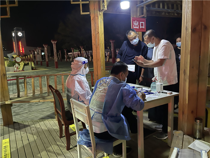 臨夏州紀(jì)委監(jiān)委督查組在廣河縣高速路口監(jiān)督檢查疫情防控措施落實(shí)情況。.jpg