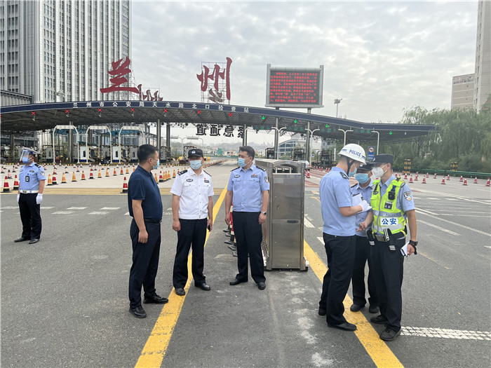 7月13日，蘭州市紀(jì)委監(jiān)委第四監(jiān)督檢查室聯(lián)合市紀(jì)委監(jiān)委派駐市公安局紀(jì)檢監(jiān)察組檢查環(huán)蘭檢查站疫情防控措施落實情況。.jpg