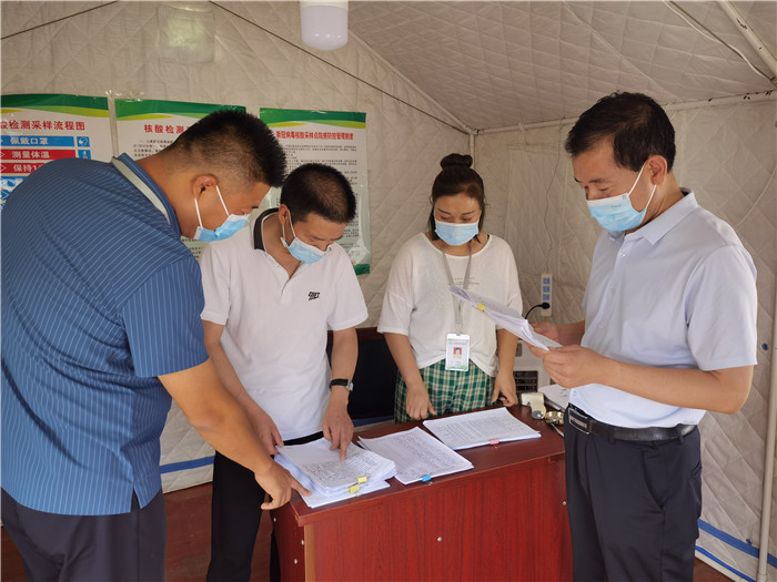7月18日，慶陽市紀(jì)委監(jiān)委督查組在慶陽汽車北站了解來慶返慶人員信息登記、四級網(wǎng)格落實等疫情防控措施落實情況。 張霖森 攝.jpg