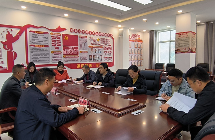 10月19日，康縣紀(jì)委監(jiān)委組織部分班子成員，辦公室、信訪室、案管室、審理室、紀(jì)檢監(jiān)察室等相關(guān)工作人員開展黨的二十大報告專題討論。.jpg