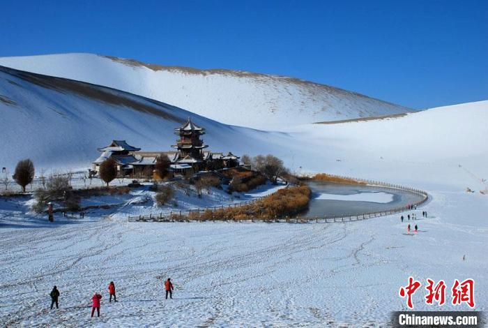 敦煌市鳴沙山月牙泉雪景如畫。(資料圖) 張曉亮 　攝