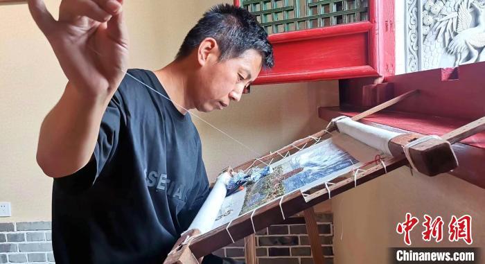 圖為甘肅天水市武山刺繡非遺代表性傳承人劉云帆專(zhuān)心刺繡。(資料圖) 甘肅省非遺保護(hù)中心供圖