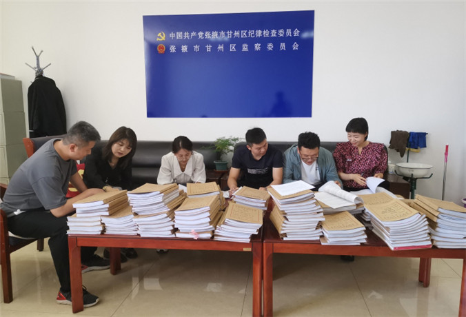 甘州區(qū)紀(jì)檢監(jiān)察干部會(huì)同財(cái)政、審計(jì)工作人員開展玉米制種款管理使用清查工作.jpg