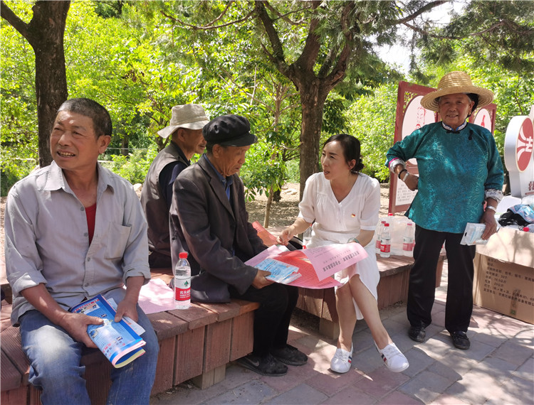 5.宕昌縣新城子藏族鄉(xiāng)紀委開展信訪舉報宣傳，幫助廣大基層黨員干部提高黨紀法規(guī)意識.jpg