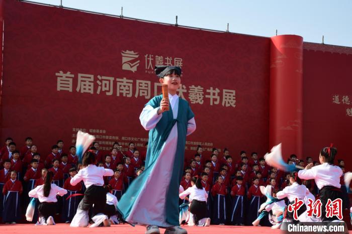 圖為學(xué)生們?cè)陂_幕式上誦讀經(jīng)典?！×赫赵?攝