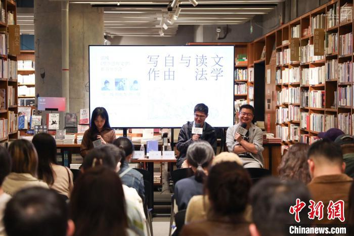 《至少還有文學(xué)》推出：在今天，我們?yōu)槭裁催€需要文學(xué)？