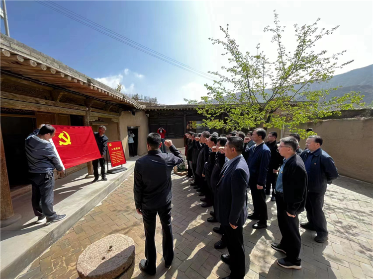 圖為臨夏州紀(jì)委監(jiān)委組織黨員干部在東鄉(xiāng)縣布塄溝黨史教育基地開展革命教育活動，賡續(xù)紅色血脈、汲取奮進(jìn)力量、激發(fā)干事熱情。.png