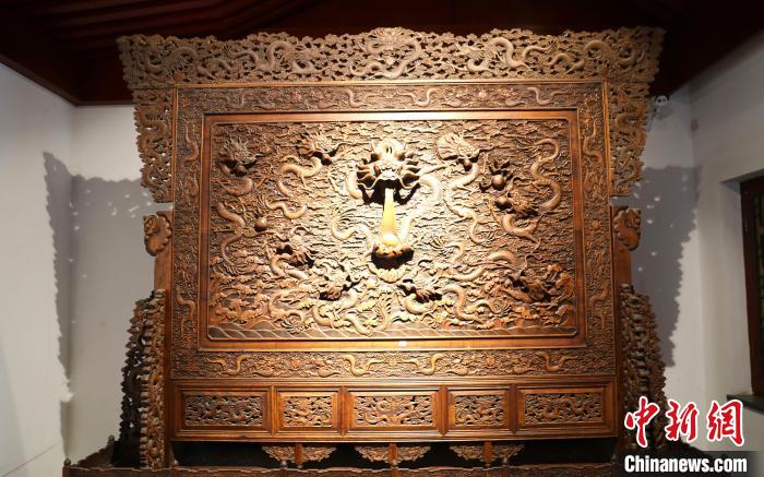 圖為青海永錄民俗博物館內(nèi)珍藏的中式家具?！⊙Φ?攝
