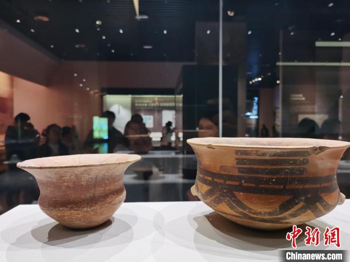 圖為河湟文化博物館展陳的陶器。　張?zhí)砀?攝