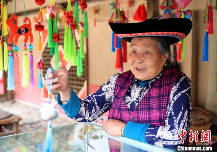 圖為土族繡娘展示繡品。　薛蒂 攝