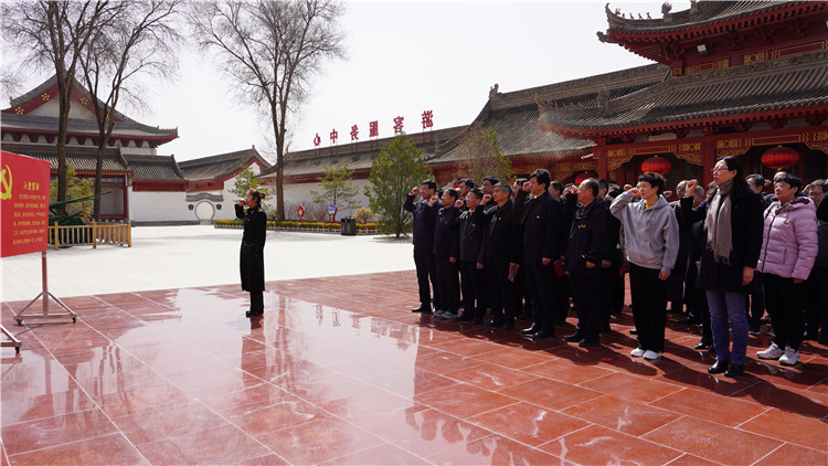 4月6日，為傳承弘揚(yáng)革命英烈精神，教育引導(dǎo)紀(jì)檢監(jiān)察干部筑牢信仰之基、補(bǔ)足精神之鈣、把穩(wěn)思想之舵，永葆忠誠(chéng)干凈擔(dān)當(dāng)?shù)恼伪旧?。市紀(jì)委監(jiān)委組織紀(jì)檢監(jiān)察干部赴靜寧縣界石鋪紅軍長(zhǎng)征紀(jì)念館和莊浪縣梯田紀(jì)念館開(kāi)展廉政教育和革命傳統(tǒng)教育。.jpg