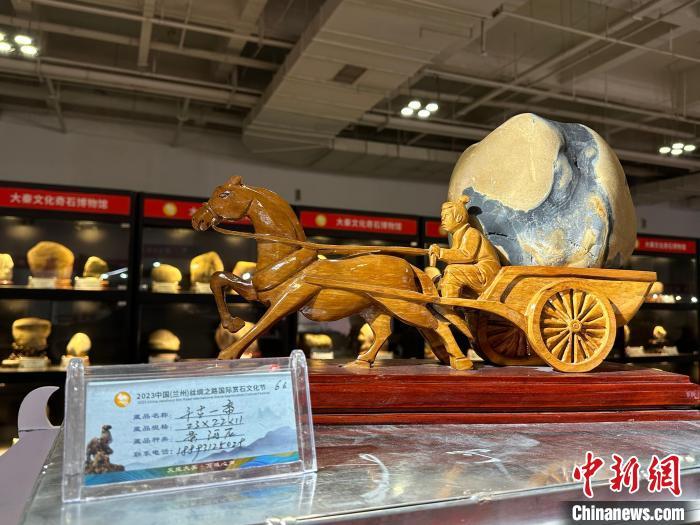 8月3日——7日，2023中國(蘭州)絲綢之路國際賞石文化節(jié)在甘肅國際會展中心舉行。圖為黃河石擺件《千古一帝》。楊娜 攝</p><p>