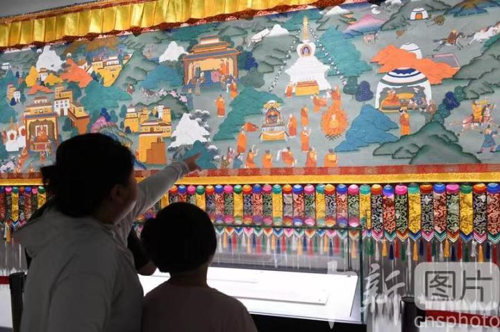 圖為觀眾觀看唐卡《涼州會(huì)盟》。 中新社記者 戴文昌 攝