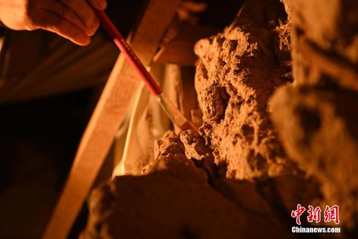 8月25日，文物修復(fù)師牟常有進(jìn)行文物修復(fù)工作。