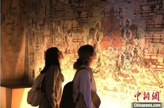 2023年8月27日，游客在甘肅省敦煌市博物館參觀文物展。張曉亮 攝(資料圖)