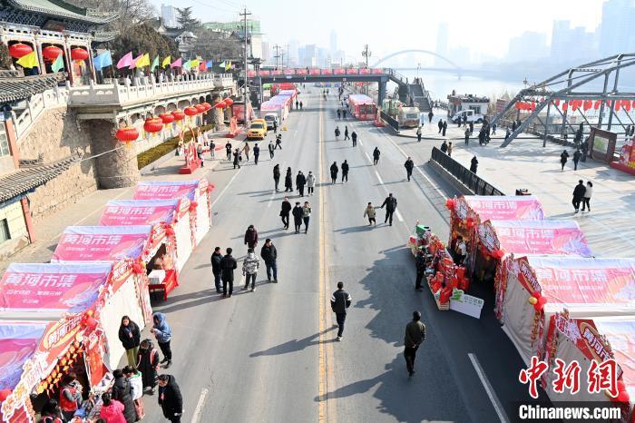 1月30日，蘭州黃河畔的年貨集市吸引顧客選購年貨。九美旦增 攝</p><p>
