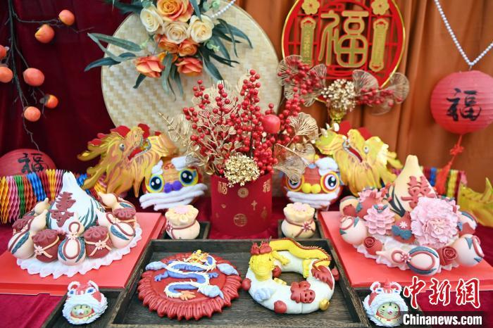 1月25日，春節(jié)臨近，蘭州一花饃店“龍”元素花饃熱銷。圖為展出的“龍”元素花饃。九美旦增 攝