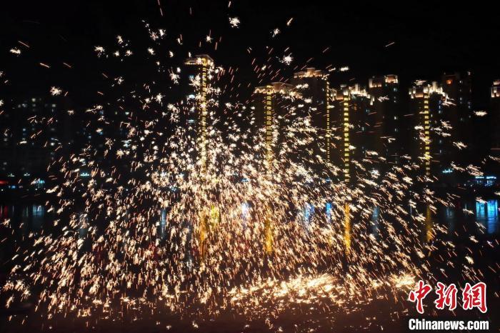 “過年打鐵花”是臨夏州永靖縣的民俗傳統(tǒng)。這項(xiàng)民俗表演，其實(shí)有著硬核技術(shù)作支撐，那就是入選國(guó)家級(jí)非遺的“永靖王氏生鐵冶鑄技藝”。侯奇志 攝</p>
<p>