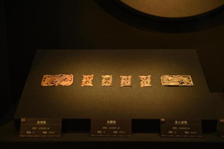 張家川縣馬家塬車輿博物館展陳的馬家塬遺址出土的金項飾、金腰飾、金人畫飾等。李亞龍 攝　　