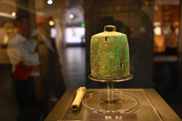 張家川縣馬家塬車輿博物館展陳的馬家塬遺址出土的銅鈴。李亞龍 攝