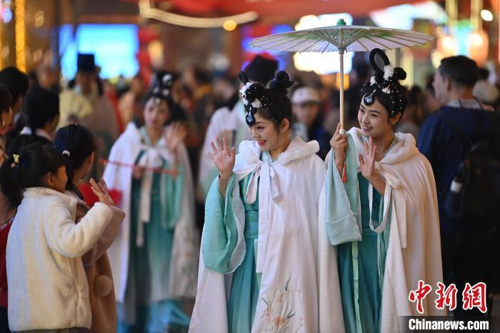 圖為街區(qū)人員著傳統(tǒng)服飾與游人互動。李亞龍 攝</p>
<p>