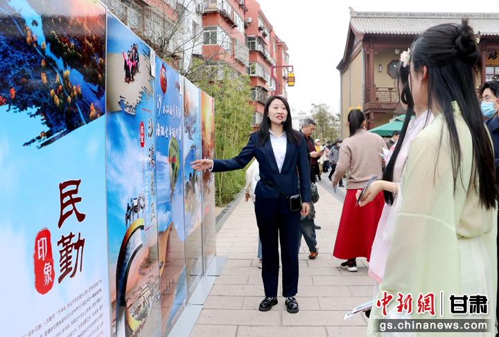 3月下旬，民勤縣在天水啟漢樓廣場舉行推介會，宣傳本地旅游資源和農(nóng)特優(yōu)產(chǎn)品。圖為工作人員向游客介紹民勤自然風(fēng)光、歷史文化。馬愛彬 攝