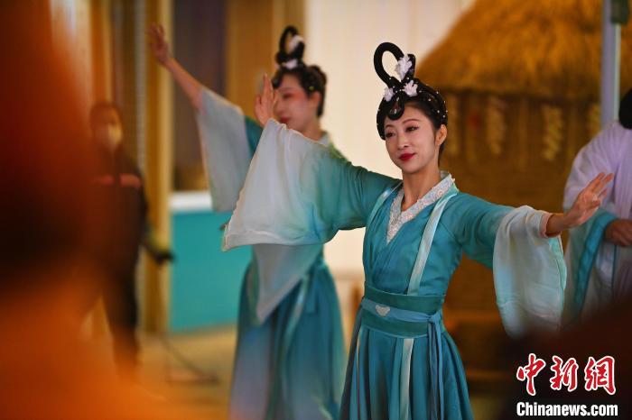 圖為工作人員進(jìn)行舞蹈表演。李亞龍 攝</p><p>