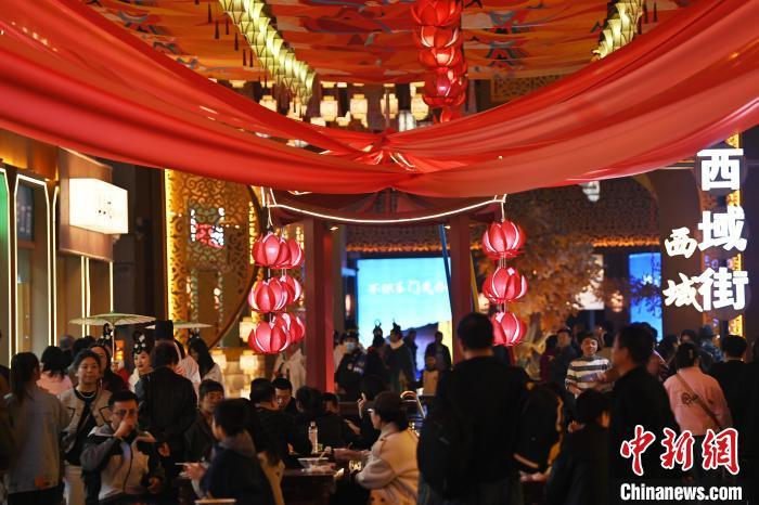圖為街區(qū)現(xiàn)場(chǎng)游客絡(luò)繹不絕。李亞龍 攝</p><p>