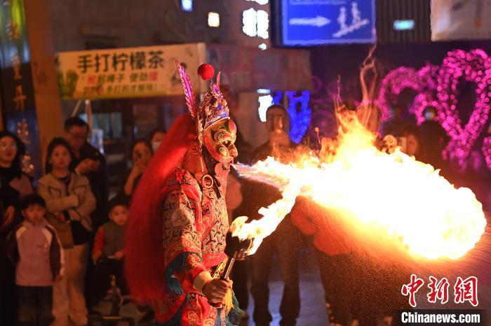 圖為工作人員進(jìn)行雜耍表演。李亞龍 攝</p><p>