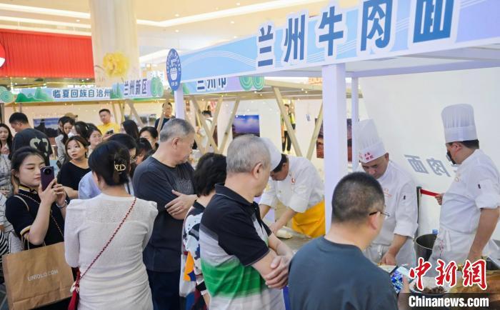 5月11日，“醉美玉如意·感恩幫扶情”甘肅(天津)文創(chuàng)非遺市集和特色美食展示活動在天津舉行。(天津市文旅局供圖)