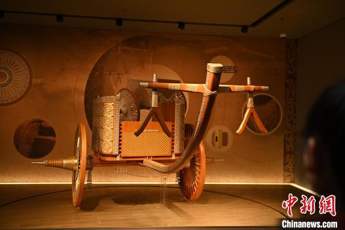 甘肅張家川縣馬家塬車(chē)輿博物館內(nèi)展陳的等比例復(fù)原戰(zhàn)國(guó)西戎車(chē)輿　中新社記者　李亞龍　攝