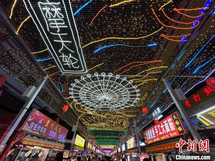 圖為明清街夜市燈光點亮具有武威文化元素的“摩天輪”彩燈?！〈魑牟?攝</p><p>