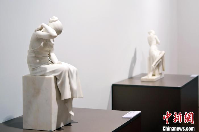 5月21日，在“絲路印跡”雕塑藝術(shù)作品展展出的雕塑作品《聲聲慢·艾艾》。九美旦增 攝</p>
<p>