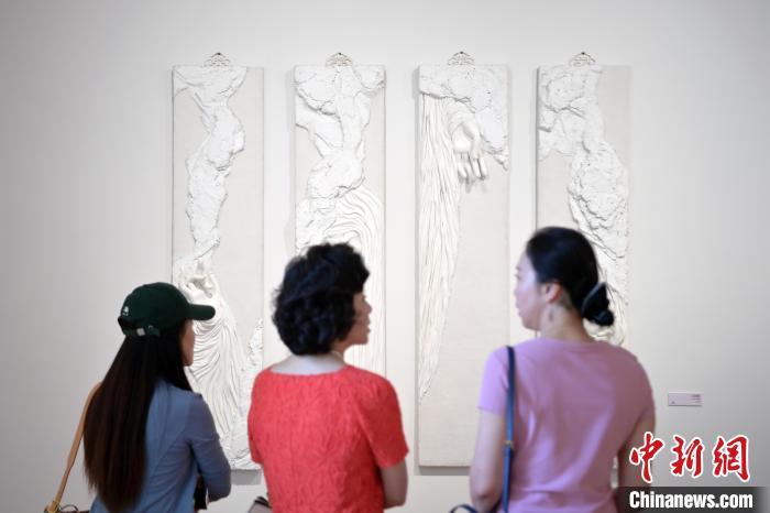 5月21日，觀眾參觀在“絲路印跡”雕塑藝術(shù)作品展展出的作品《無相》。九美旦增 攝</p>
<p>